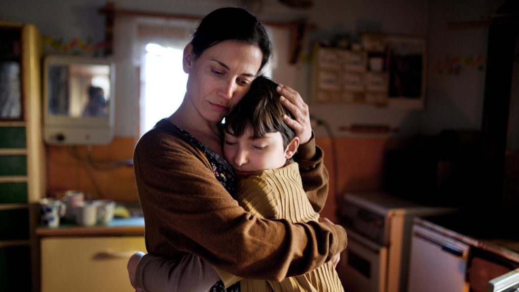 How to Help Someone Addicted to Cocaine: A Guide for Families and Friends 1 A parent comforting a child in a quiet home setting affected by addiction.