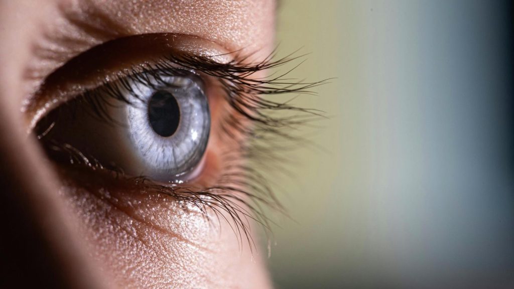 signs of fentanyl use include pinpoint pupils that do not reaction to changes in light