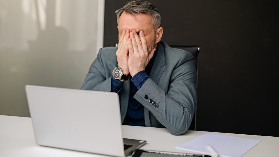 Why Do I Have an Aching Body After Drinking a man experiences a headache after a night of drinking.