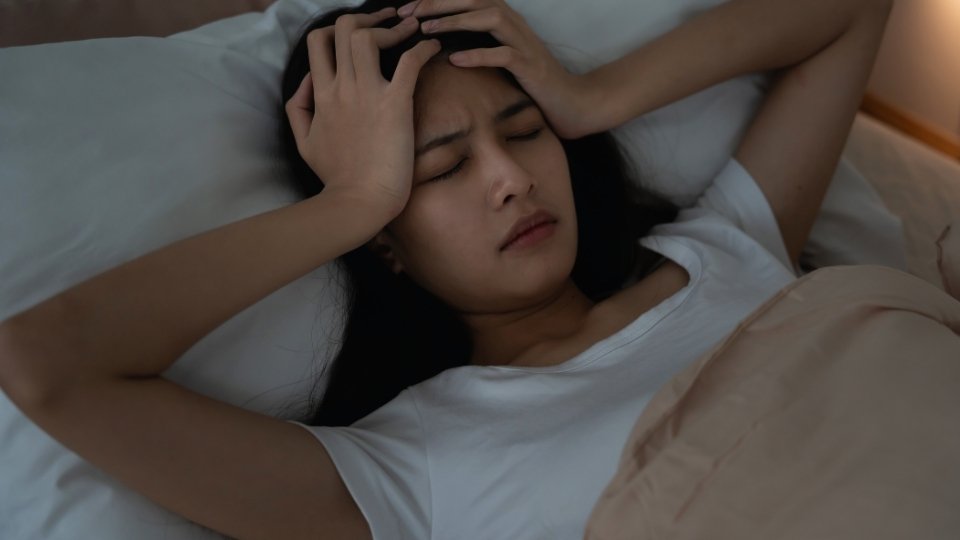 a woman with functional depression has trouble sleeping.
